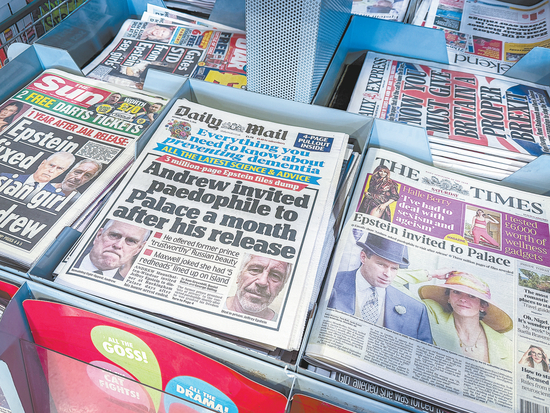  英国多家媒体在头版刊登安德鲁与爱泼斯坦的报道。 （视觉中国）