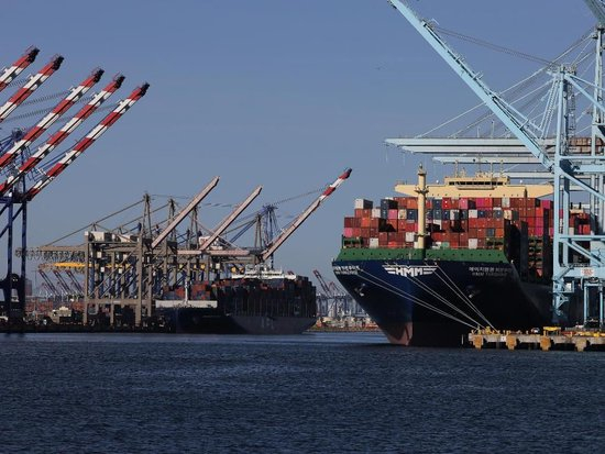 这是2025年5月10日在美国洛杉矶港拍摄的货船。新华社发（邱晨摄）