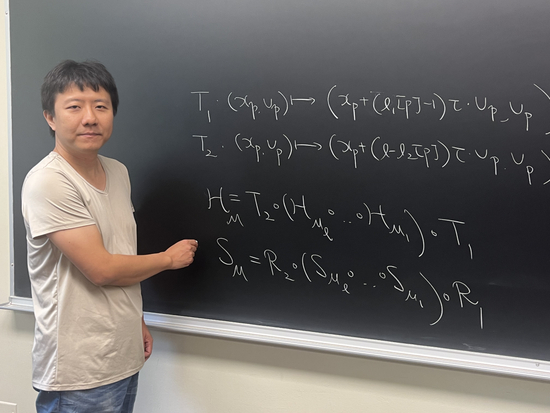 ·邓煜在芝加哥大学讲课。（北京国际数学研究中心公众号）
