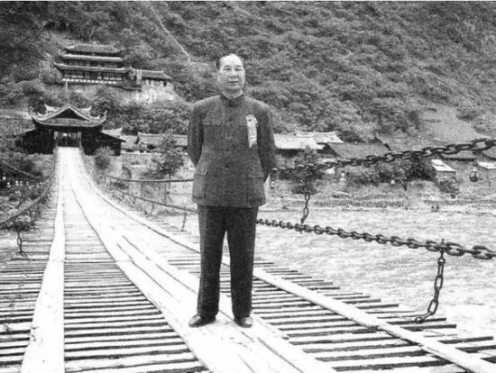 1985年，杨成武再登泸定桥