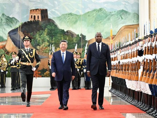 4月21日下午，国家主席习近平在北京人民大会堂同来华进行国事访问的莫桑比克总统查波举行会谈。这是会谈前，习近平在人民大会堂北大厅为查波举行欢迎仪式。新华社记者 申宏 摄