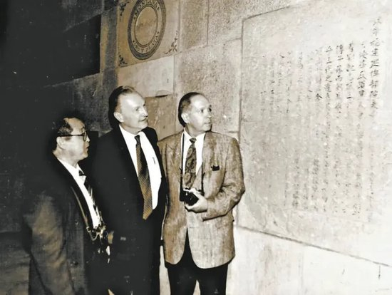 1997年，美国学者龙夫威（左二）和任复兴（左一）拜谒华盛顿纪念碑内中文石碑。 新华社 刘宇摄