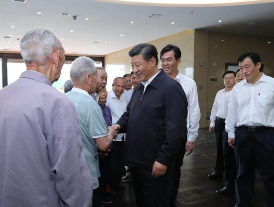  2019年5月20日，习近平在赣州市于都县中央红军长征出发纪念馆会见于都县的红军后代、革命烈士家属代表。新华社记者 鞠鹏、谢环驰 摄