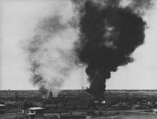 1937年7月29日，天津市区，被日军轰炸的市政府冒起浓烟。图/视觉中国