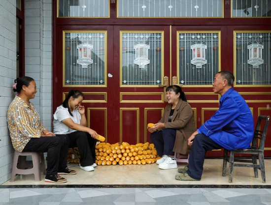 近日，花茂村村委会主任彭龙芬（右二）在群众家中走访。新华社发（李仁军 摄）
