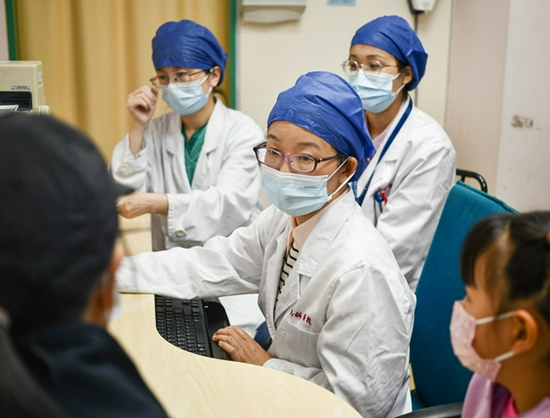 图说：复旦大学附属儿科医院感染传染科主任曾玫为家长解答疑惑 新民晚报记者 陈梦泽 摄（下同）