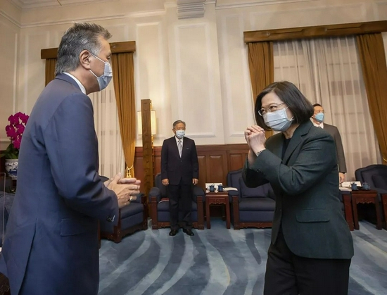 ▲2021年11月26日，蔡英文与窜访台湾的美国加州民主党众议员马克·高野见面。