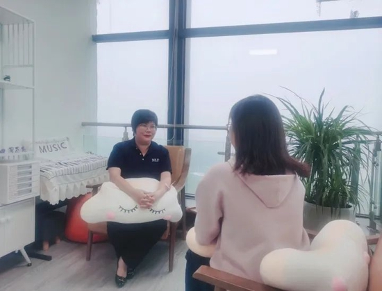 王珍对年轻人进行心理咨询。由受访者供图