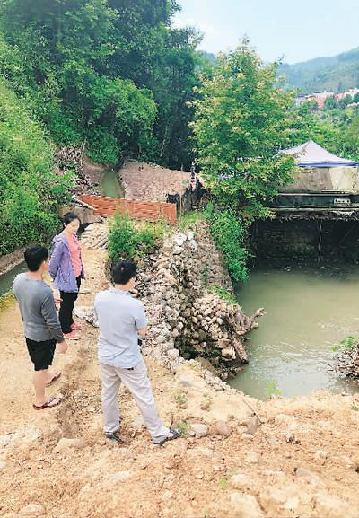 2019年4月19日，黄文秀到广西乐业县新化镇百坭村百干屯查看建档立卡贫困户梁祥胆家发展养猪产业情况。黄韦程摄