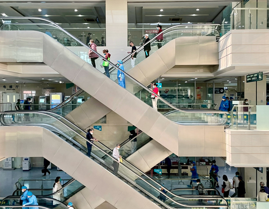  17日的仁济医院东院区门诊大厅景象。（受访单位供图）