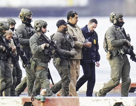 5日，委内瑞拉总统马杜罗（右三）在美国军警的押送下前往纽约南区联邦地区法院。（视觉中国）