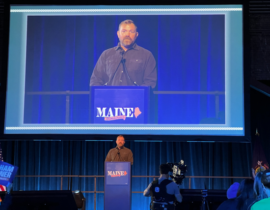 ·2026年5月，普拉特纳在缅因州民主党大会上向党内支持者发表演讲。（Maine Public网站）