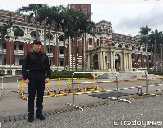 蔡英文办公室门口执勤人员 资料图 / 台媒