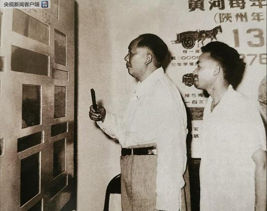 △黄河博物馆起源于1955年4月17日在郑州举办的治理黄河展览。当年7月，为配合第一届全国人民代表大会第二次会议审议治理黄河规划，治理黄河展览在北京中南海怀仁堂举办。这是毛泽东主席在参观展览。（黄河博物馆提供）
