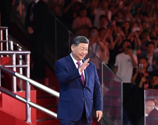 △2025年11月9日，习近平总书记在广东广州出席中华人民共和国第十五届运动会开幕式并宣布运动会开幕。这是总书记在主席台上向大家挥手致意。