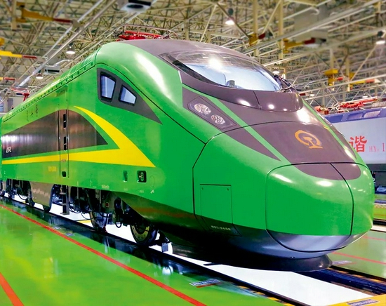 ▲ 在有着85年历史的中车株机机车事业部总成车间，最新款的“绿巨人”复兴号动力集中型动车组组装完成 中车株机供图