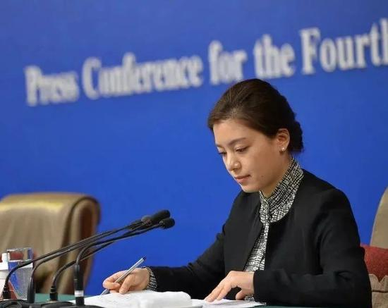  ·张京在发布会上担任翻译，妆容优雅大气。