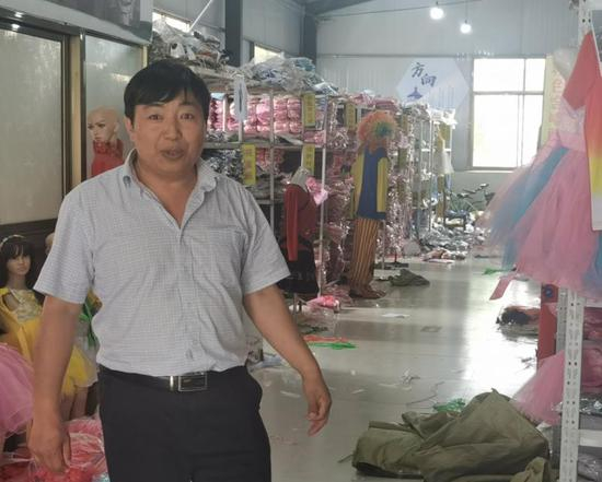 任庆生家的演出服仓库在儿童节前库存已经不多了。