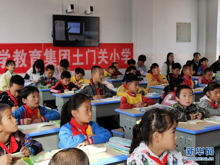 在青海省西宁市湟中区土门关小学，孩子们通过录播系统上西宁市南大街小学的公开课（2020年9月17日摄）。新华社发