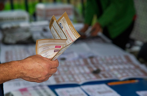  当地时间2021年6月6日，墨西哥墨西哥城，当地投票站工作人员在统计选票。人民视觉&nbsp; 图