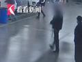 大学生同时交往多个女朋友缺钱 冒充警察查车罚款