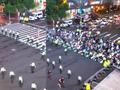 上海南京路再现拉链式过马路:武警组成“人墙”疏导人流