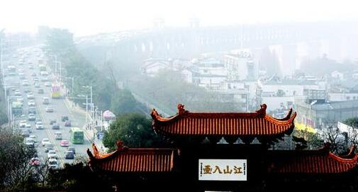 大雾笼罩江城，市民出行受限