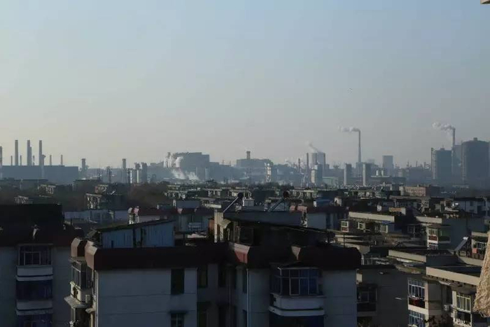 从万志宏家望出去，是密密麻麻的工厂