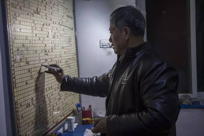 退休的万咸超喜欢上了研究彩票