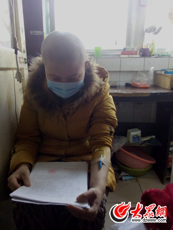 已经没钱化疗的丁珍，看着法院判决书潸然泪下。丈夫没法和她离婚，却带着儿子“消失”了。