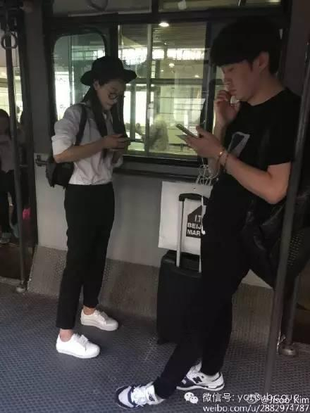 到了6月底宋茜正式宣布签约，没过几天卓伟就开始发“姐弟情”微博。