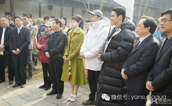于是到了2015年4月7日《少年四大名捕》，杨洋改口不介意姐弟恋