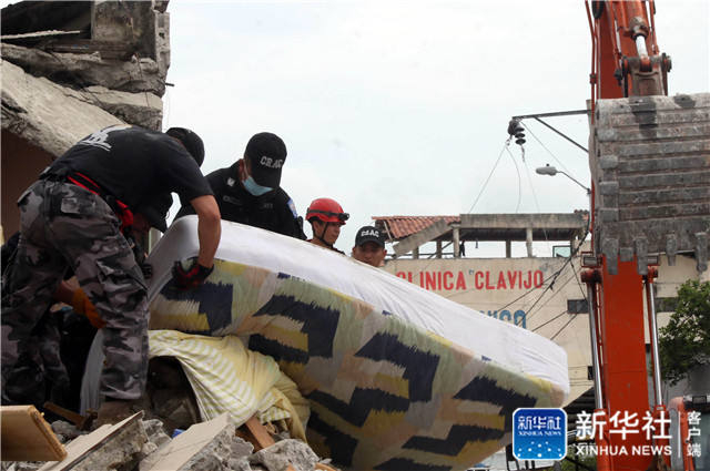 ↑4月18日，在厄瓜多尔佩德纳莱斯，救援人员进行搜救工作。新华社发