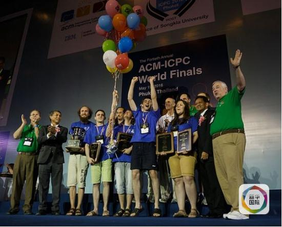 获得2016年ICPC大赛冠军的圣彼得堡国立大学接受颁奖