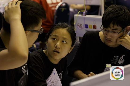 来自中国东北大学的团队在比赛中交流