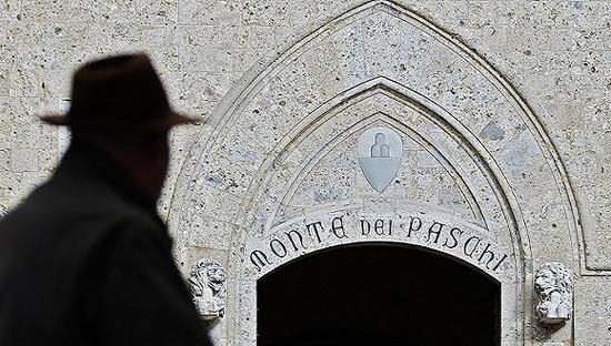 路人从西雅那银行总部前经过。来源：视觉中国