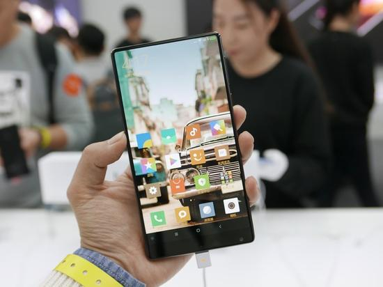 第二款就是号称“全面屏概念手机”的小米 MIX。