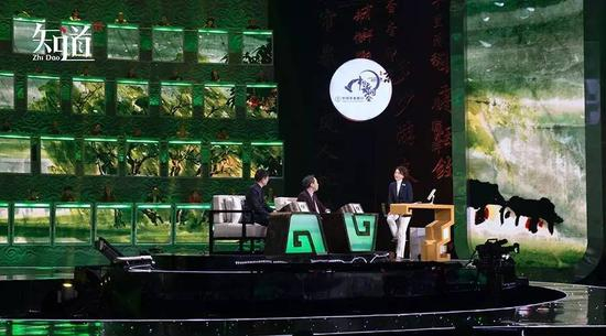 主持人董卿（右一）与嘉宾在《中国诗词大会》第二季录制现场。