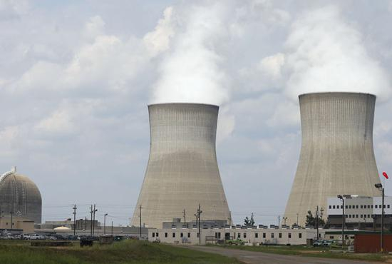 西屋电气在美国佐治亚州的Vogtle核电站的冷却塔（右）和安全壳（左）。