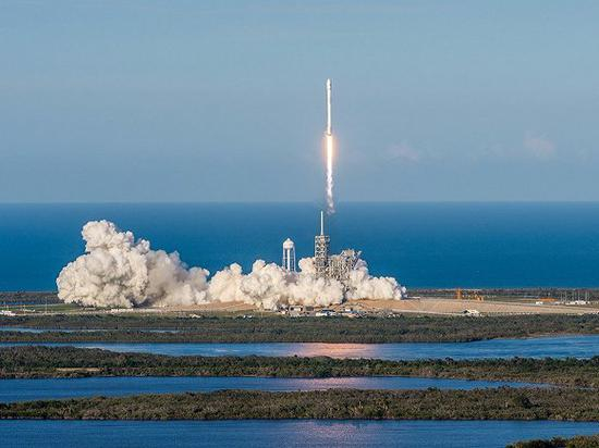 2017年3月30日，SpaceX的猎鹰9号火箭发射SES-10卫星 图片来源：SpaceX/Flickr