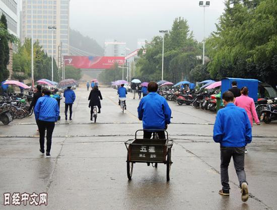 中国制造业工厂劳动者的工资似乎正在见顶（浙江温州的一个工厂内）