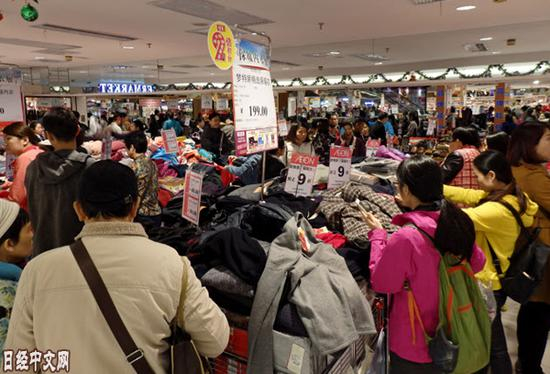 因为夫妇都工作，所以广州周末店铺非常热闹