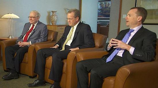 从左至右：巴菲特、韦施勒、康布斯