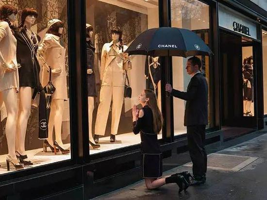 巴黎蒙田大街道上的Chanel精品店