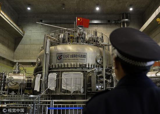 2013年04月21日，安徽省合肥市，技术人员在“中国首个超导托卡马克实验装置装置内工作 @视觉中国