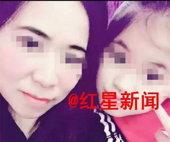 莫焕晶（上图左）此前常在朋友圈晒图，秀自己和其他雇主家人的照片
