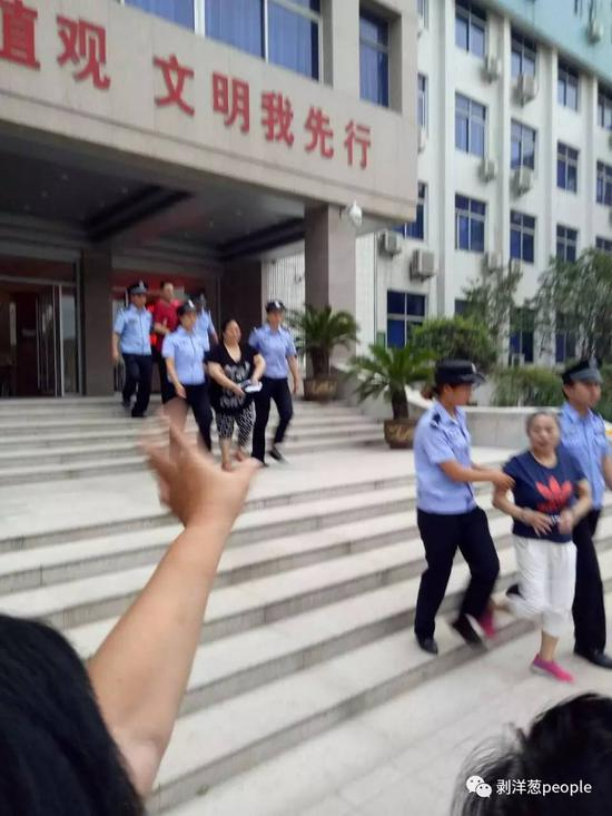 庭审结束，大妈们被警察带走。受访者供图