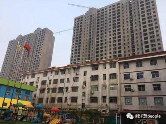 　　商丘市政法干校家属院因其南面要建高层小区，影响采光，与开发商产生纠纷，之后家属院被雇用来的大妈们骂了几天。新京报记者宋超 摄