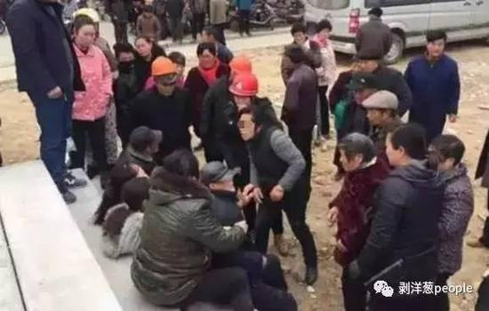 大妈涉“黑”团，是平均年龄约50岁、约30名中老年妇女组成的“讨债”团。图片来自网络