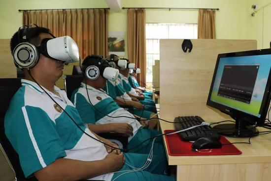 一名戒毒人员佩戴VR设备进行戒毒治疗。@视觉中国